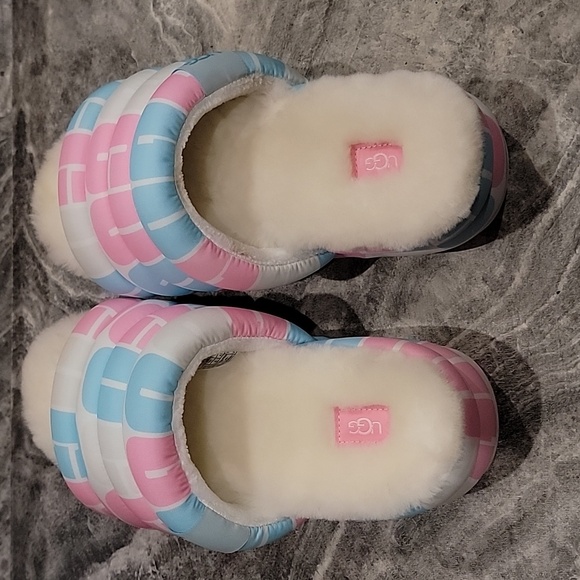 NIB Women's UGG Fuzzy Slides - Picture 3 of 6